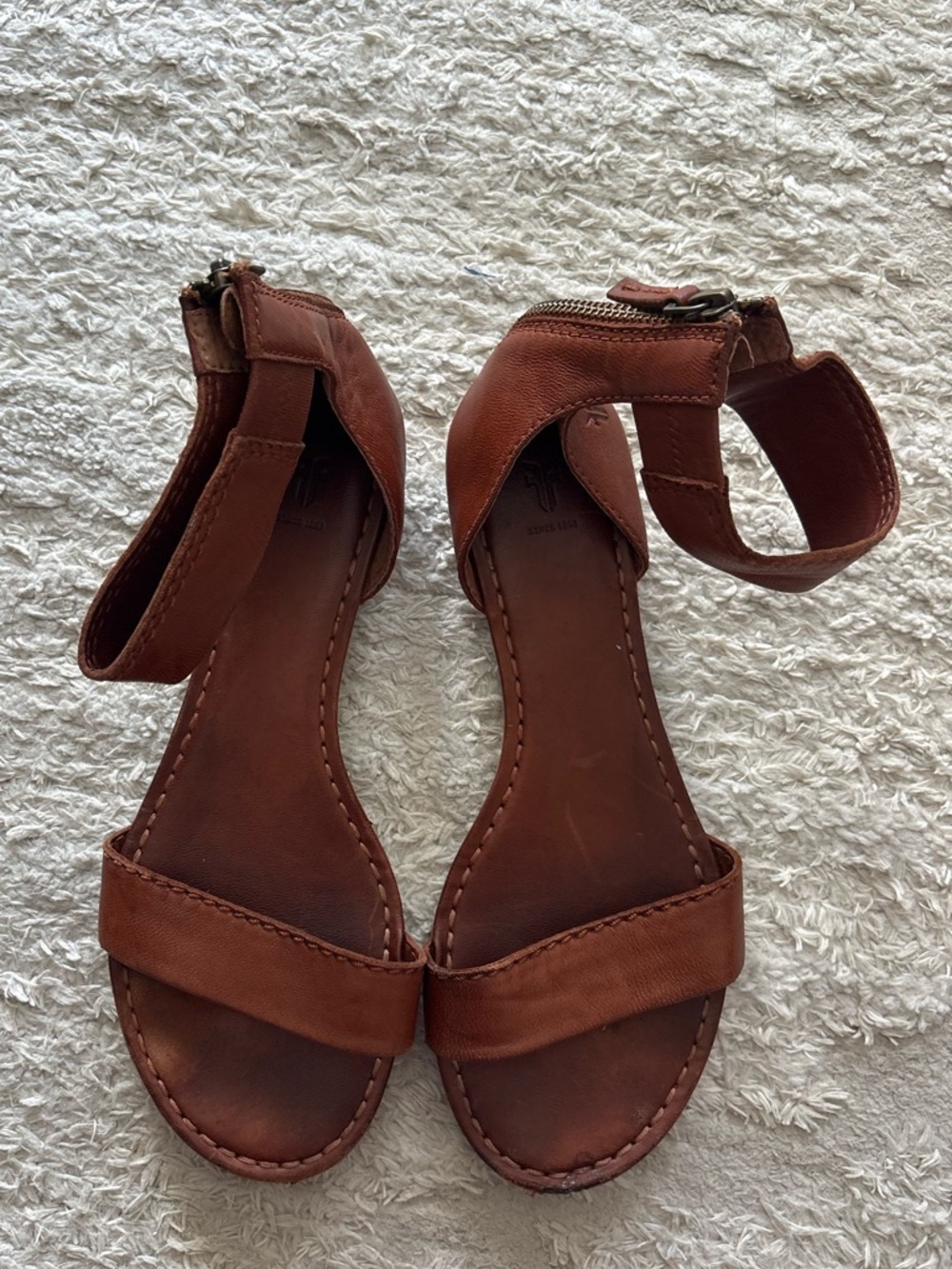 Frye Women's Carson Ankle Zip sandals crafted from vintage leather Size 7 - Picture 2 of 7